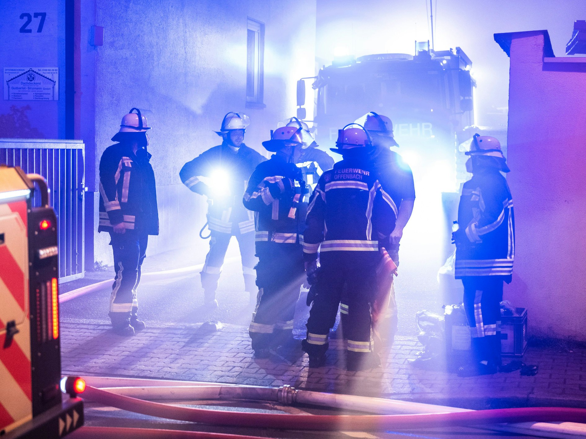Feuerwehrleute bekämpfen in der Nacht zu Monat einen Brand in einem Recycling-Betrieb für Batterien in Offenbach. Die Einsatzkräfte sind mit einem Großaufgebot vor Ort.