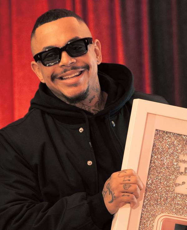 Der Berliner Rapper Luciano mit seinem Preis für das erfolgreichste Musikvideo 2022