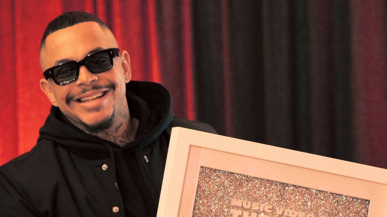 Der Berliner Rapper Luciano mit seinem Preis für das erfolgreichste Musikvideo 2022