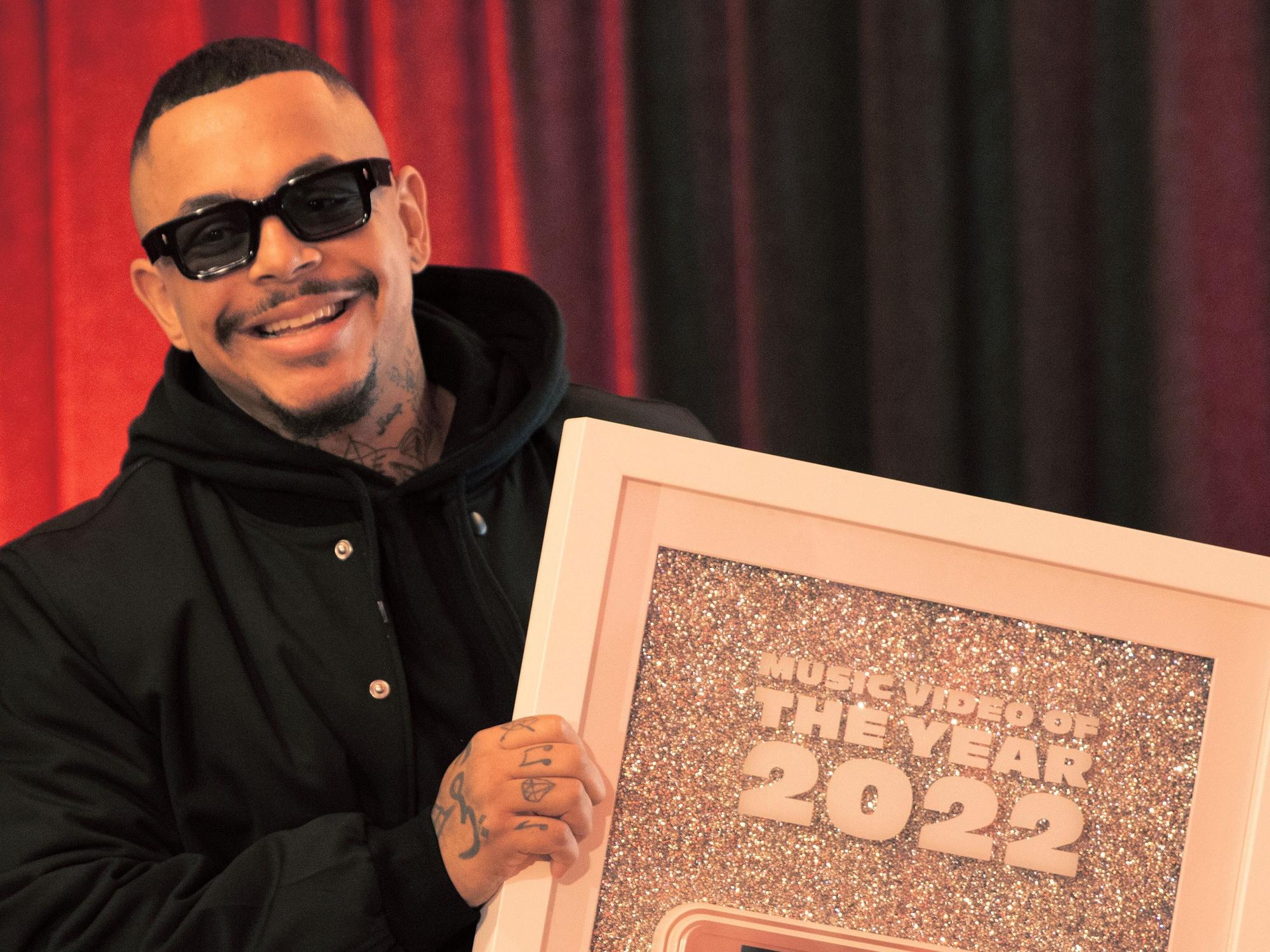 Der Berliner Rapper Luciano mit seinem Preis für das erfolgreichste Musikvideo 2022