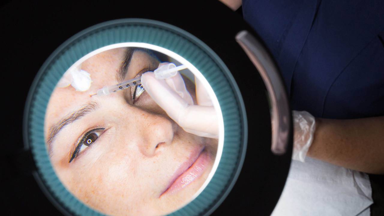 Eine Frau erhält eine Botox-Injektion.