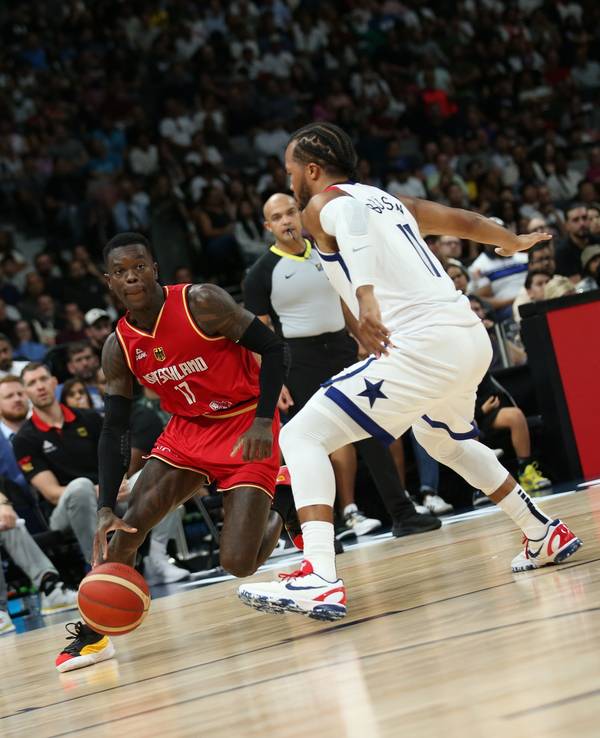 Deutschlands Dennis Schroeder (l.) und Jalen Brunson aus den USA in Aktion.