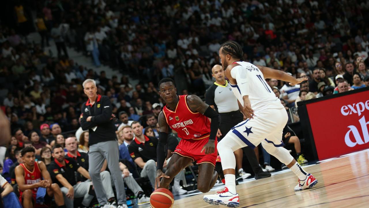 Deutschlands Dennis Schroeder (l.) und Jalen Brunson aus den USA in Aktion.