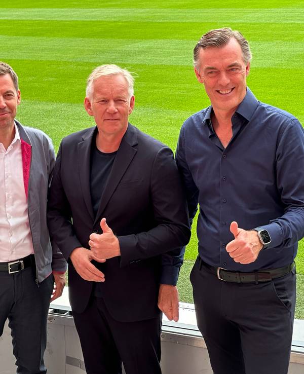 V.l.n.r.: Stephan Schmitter (RTL), Wolfgang Metze (Telekom), Johannes B. Kerner und Michael Hagspihl (Telekom) stehen gemeinsam im Rhein-Energie-Stadion.