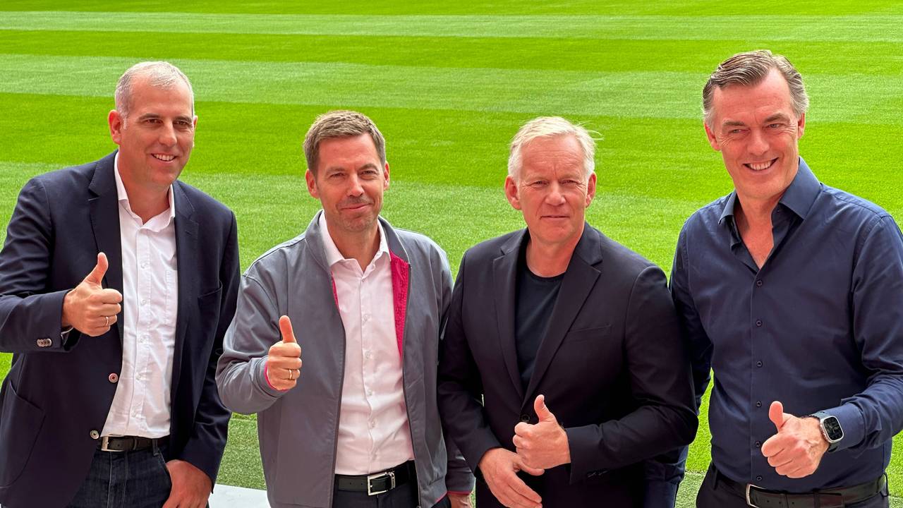 V.l.n.r.: Stephan Schmitter (RTL), Wolfgang Metze (Telekom), Johannes B. Kerner und Michael Hagspihl (Telekom) stehen gemeinsam im Rhein-Energie-Stadion.