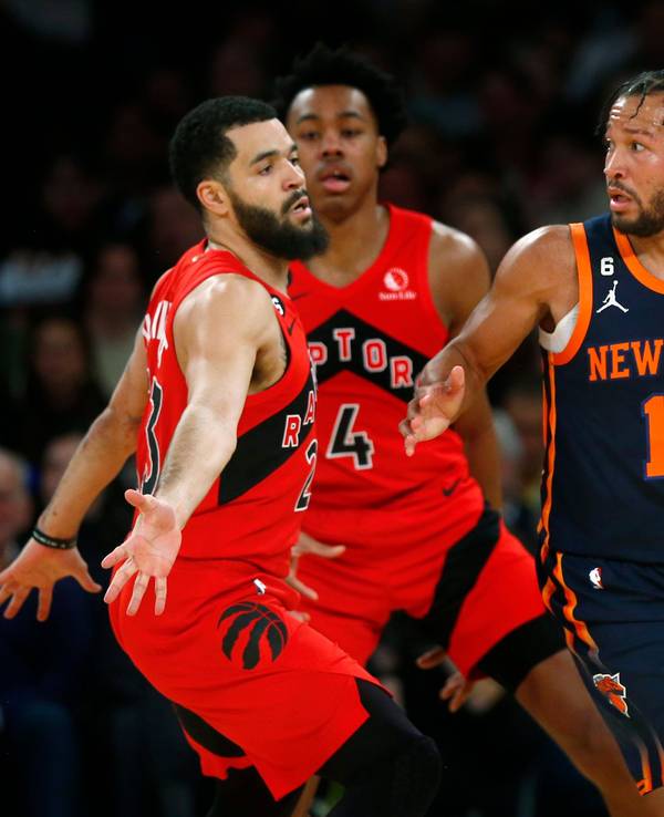 Jalen Brunson, Guard der New York Knicks, versucht, Toronto Raptors-Guard Fred VanVleet (l.) zu umgehen.