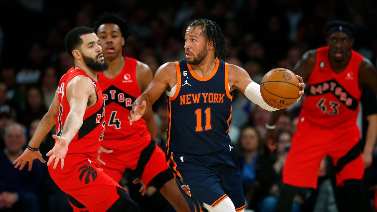 Jalen Brunson, Guard der New York Knicks, versucht, Toronto Raptors-Guard Fred VanVleet (l.) zu umgehen.
