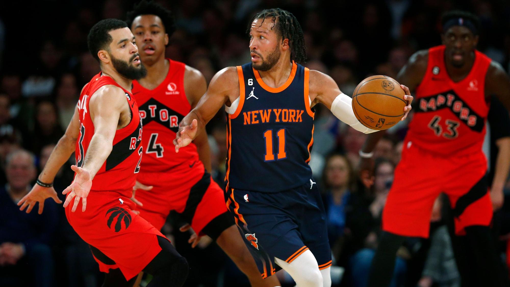 Jalen Brunson, Guard der New York Knicks, versucht, Toronto Raptors-Guard Fred VanVleet (l.) zu umgehen.