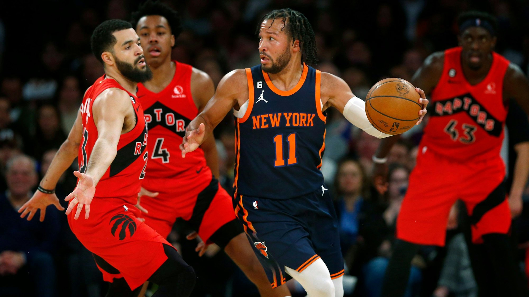 Jalen Brunson, Guard der New York Knicks, versucht, Toronto Raptors-Guard Fred VanVleet (l.) zu umgehen.