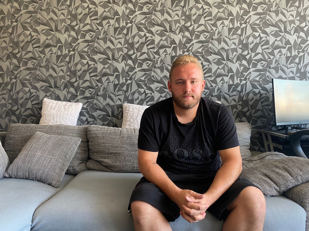 Kevin Niestroj sitzt auf seinem Sofa.