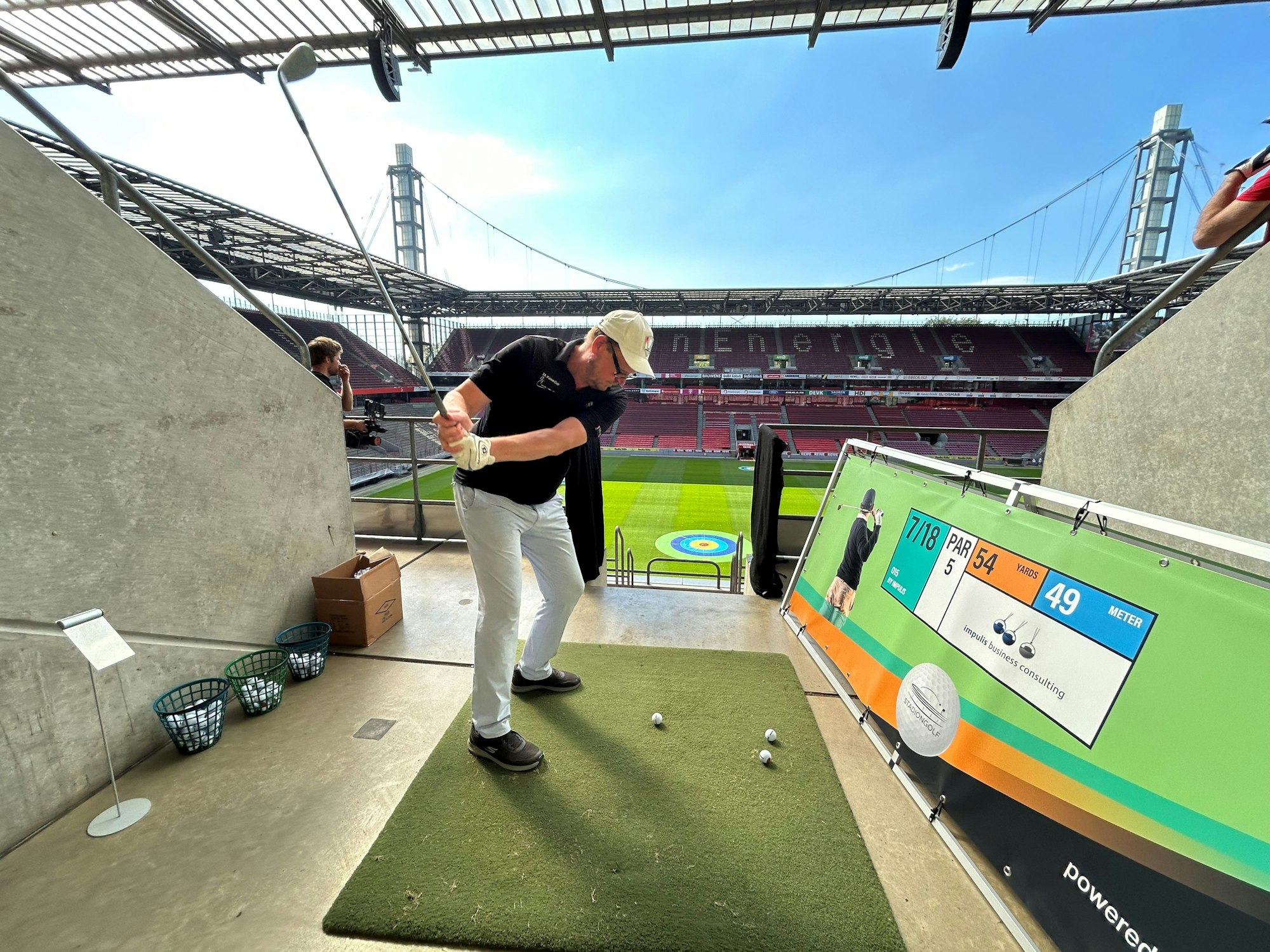 Ralph Hünnefeld beim Abschlag aus dem Oberrang.