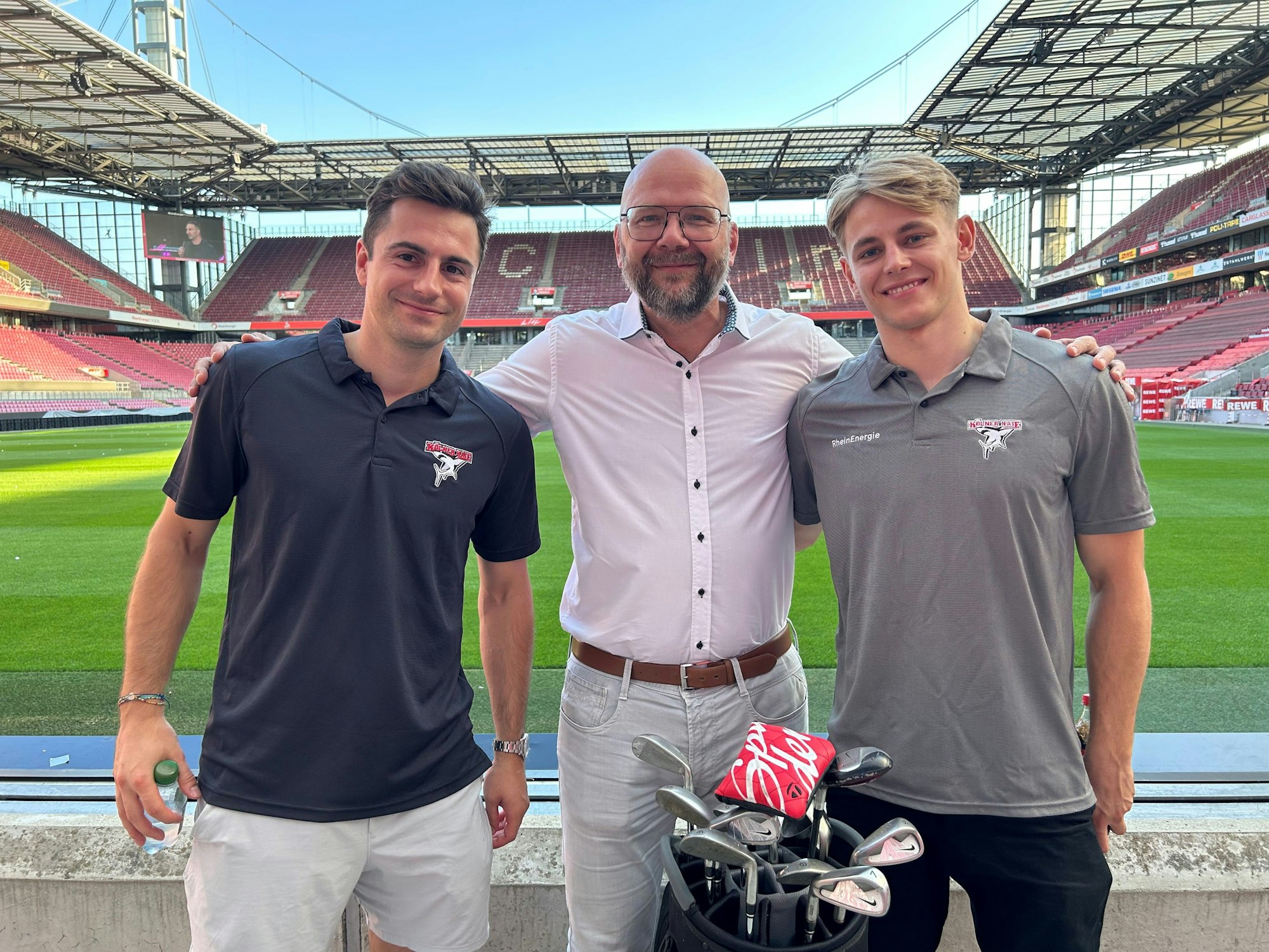 Haie-Geschäftsführer Philipp Walter mit Maximilian Kammerer und Jan Luca Sennhenn.