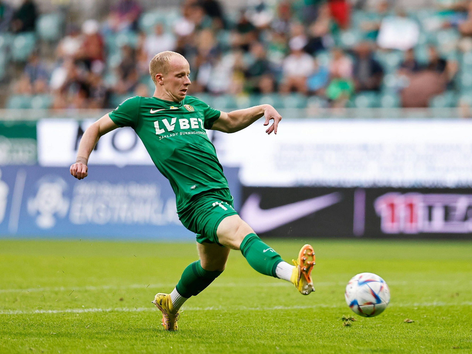 Dennis Jastrzembski führt den Ball im Spiel gegen KS Cracovia.
