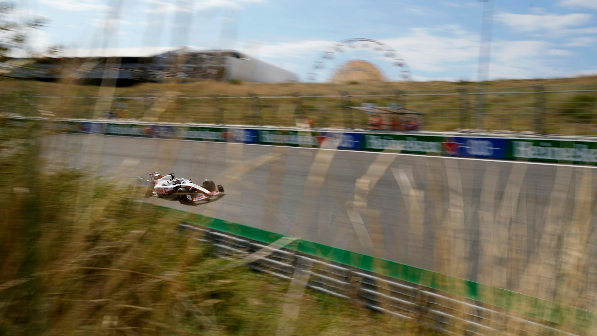 Kevin Magnussen aus Dänemark vom Team Haas in Aktion.