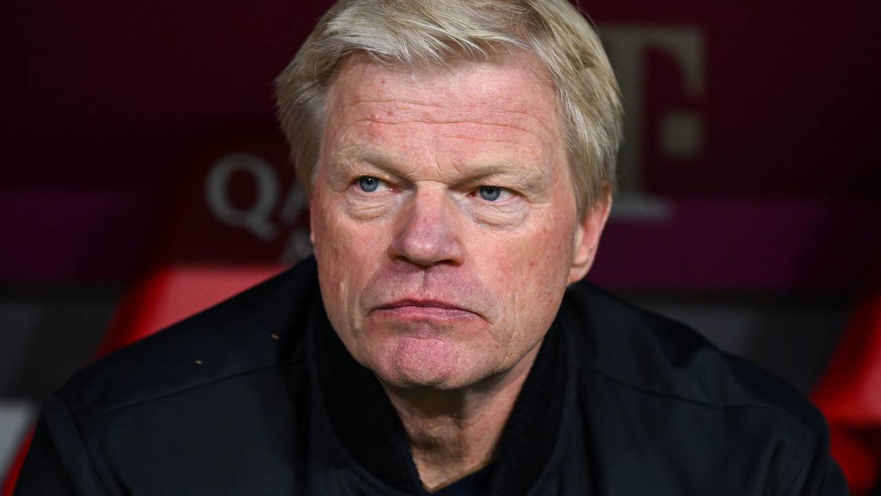 Oliver Kahn kommt vor dem Spiel in das Stadion.
