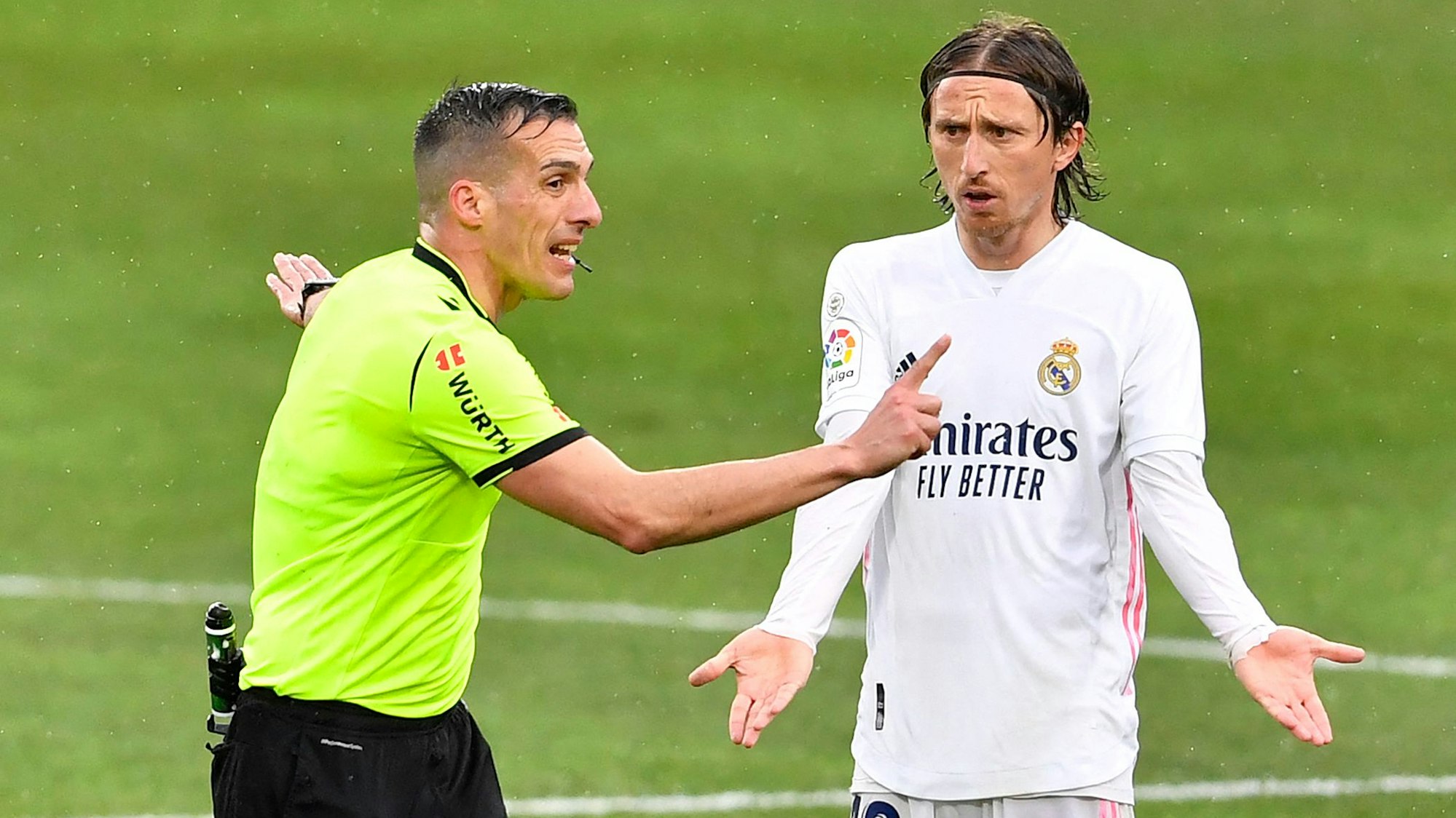 Javier Estrada Fernández spricht mit Luka Modric.