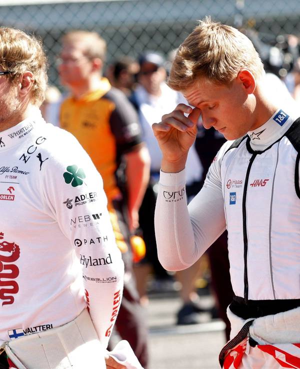 Valtteri Bottas und Mick Schumacher gehen in Monza durch das Fahrerlager der Formel 1.