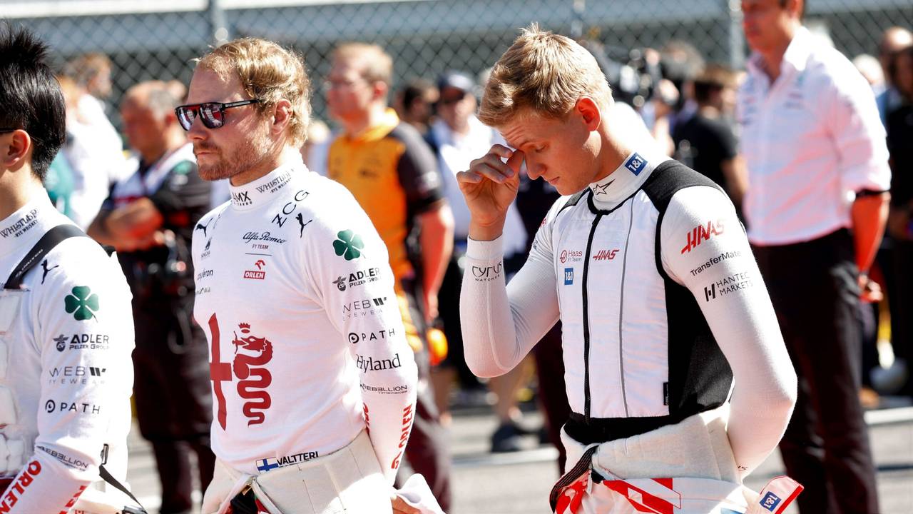 Valtteri Bottas und Mick Schumacher gehen in Monza durch das Fahrerlager der Formel 1.