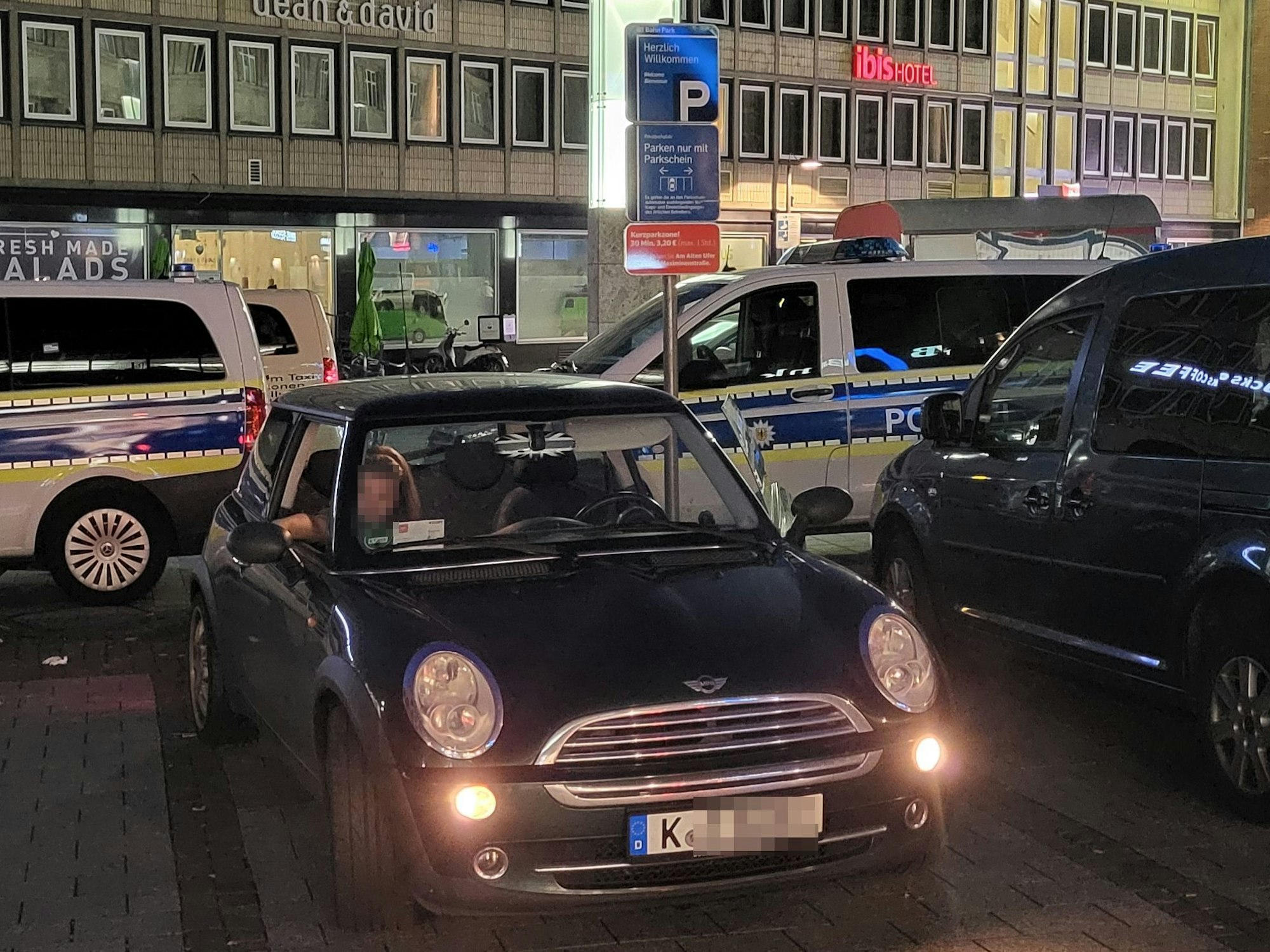 Ein Mini Cooper steht auf dem Bahnhofsvorplatz.