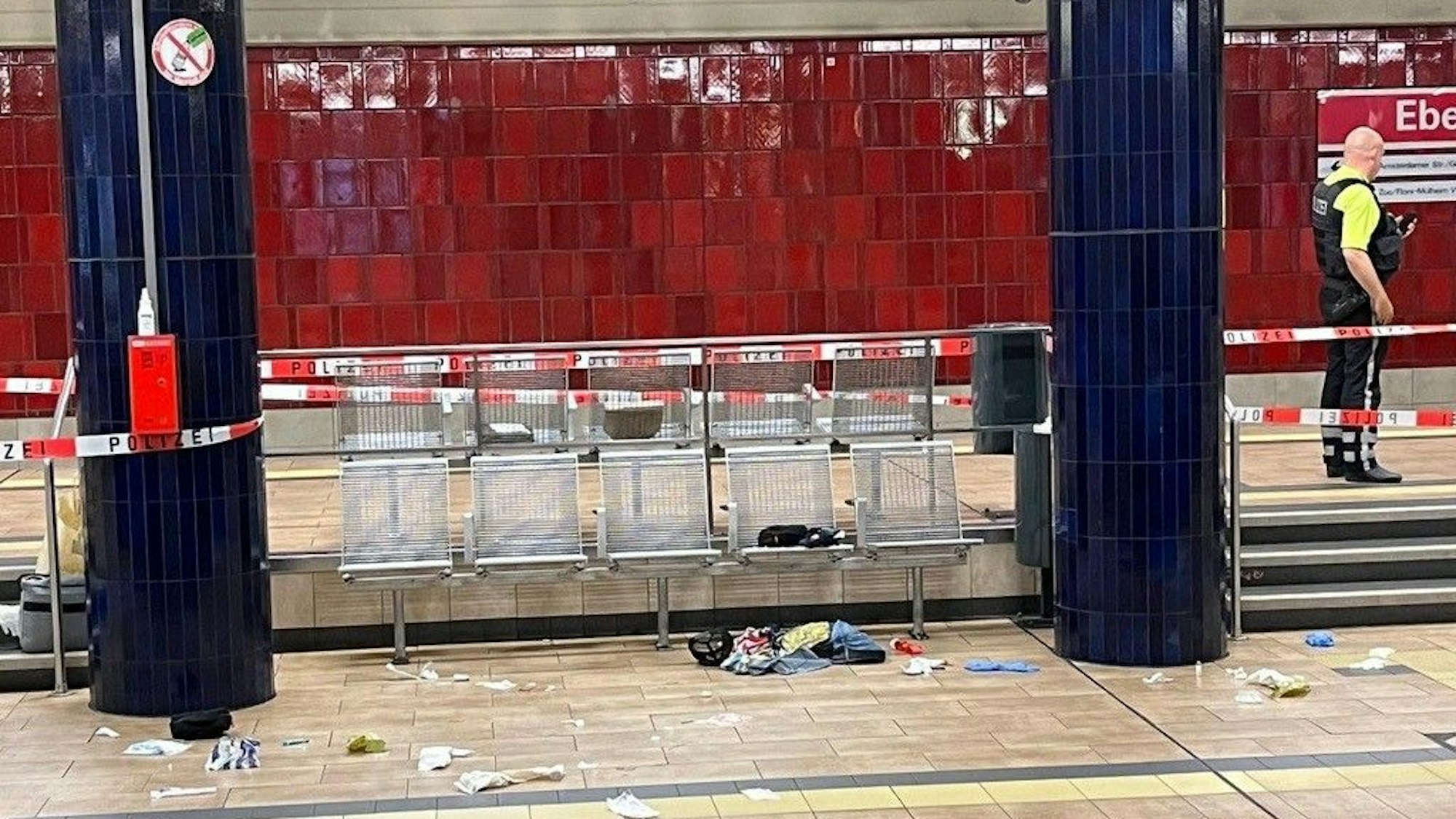 Der Tatort befindet sich auf dem Bahnsteig der KVB-Haltestelle Ebertplatz. Mit Flatterband ist der Bereich am 22. August 2023 abgesperrt.