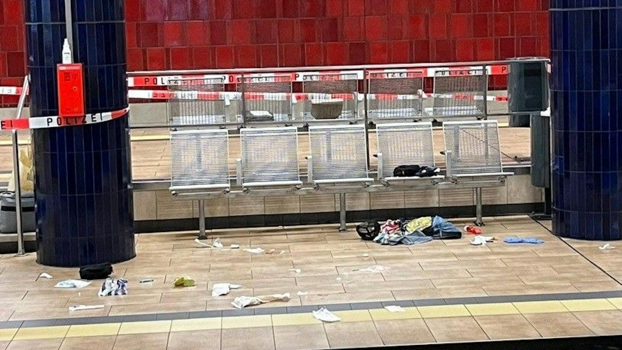 Ein Tatort im Bereich des Bahnsteiges der KVB-Haltestelle Ebertplatz in Köln.