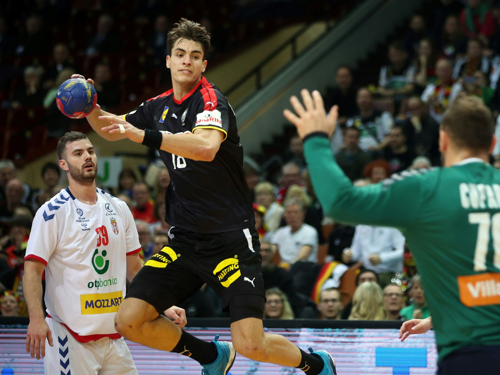 Deutschlands Julian Köster (M.) steigt zum Wurf hoch.