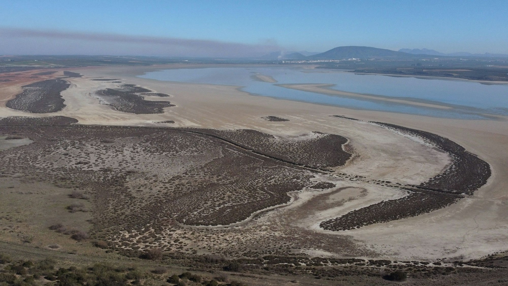Ein Bild der Lagune Fuente de la Piedra in Andalusien zeigt einen dramatisch niedrigen Wasserstand.
