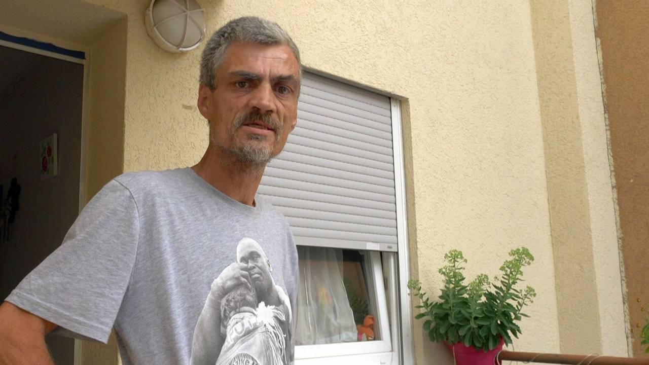 Dieter schaut in die Kamera.