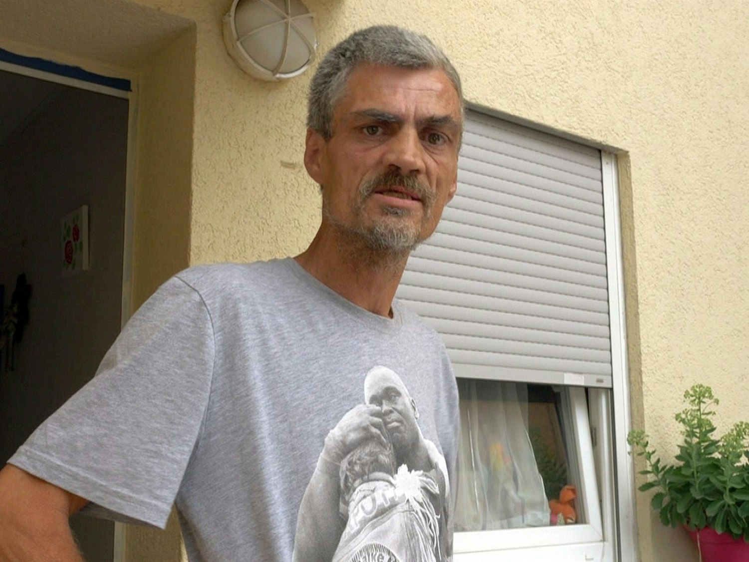 Dieter schaut in die Kamera.