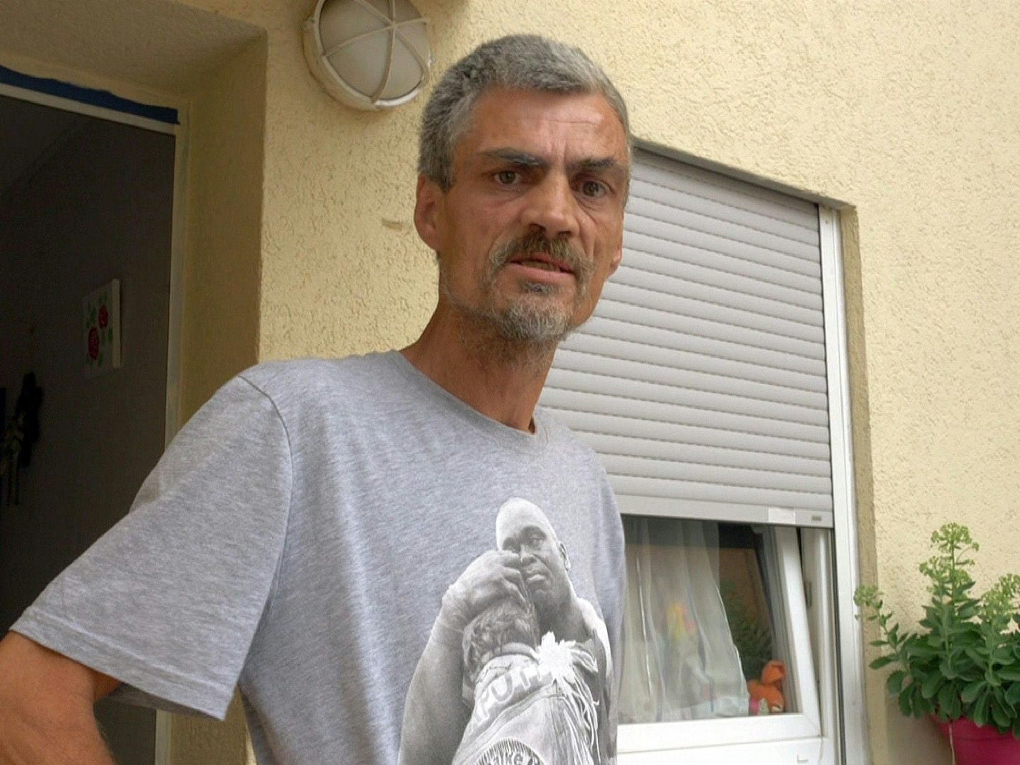 Dieter schaut in die Kamera.