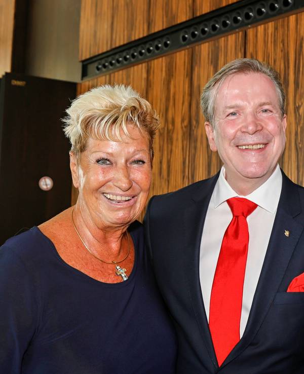 Marita Kölner und Ludwig Sebus (r.) und Christoph Kuckelkorn lachen in die Kamera.