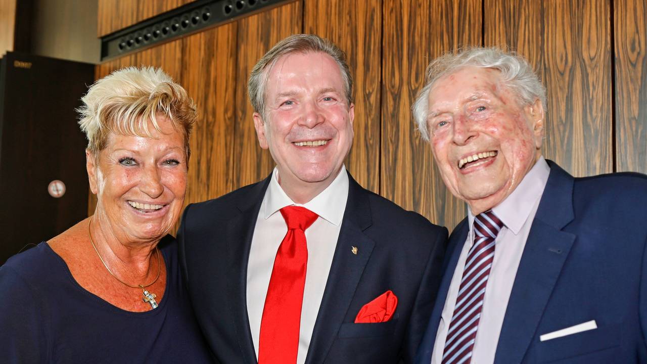 Marita Kölner und Ludwig Sebus (r.) und Christoph Kuckelkorn lachen in die Kamera.