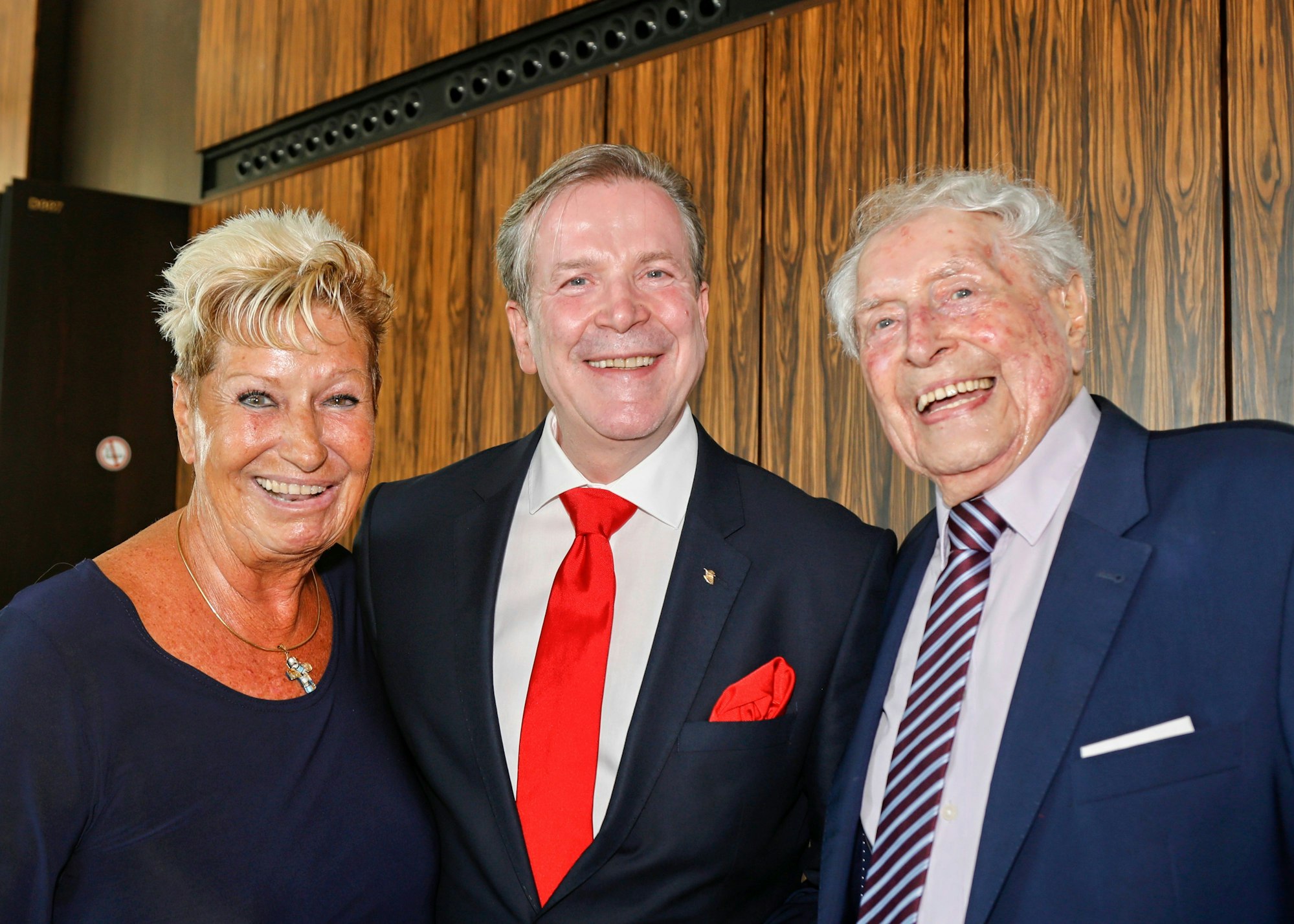 Marita Kölner und Ludwig Sebus (r.) und Christoph Kuckelkorn lachen in die Kamera.