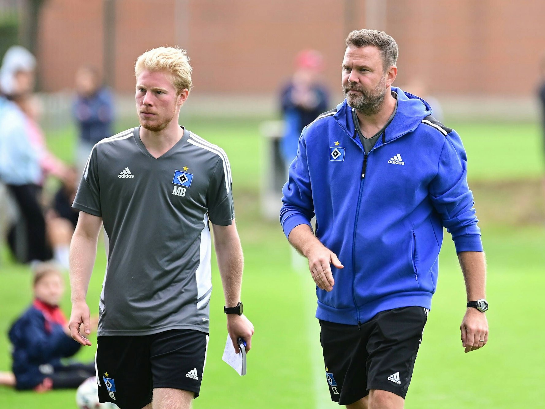 Marwin Bolz und Lewe Timm gehen zusammen über den Platz.