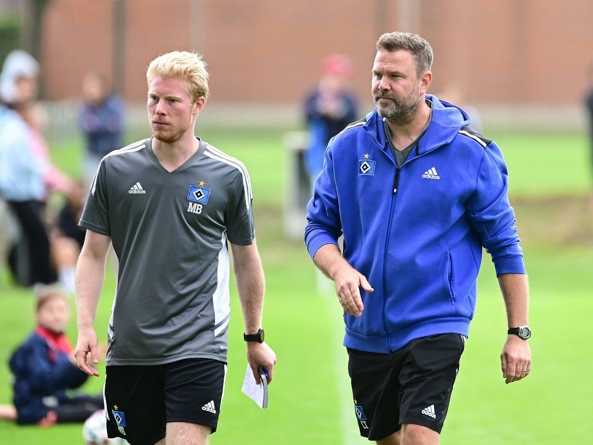 Marwin Bolz und Lewe Timm gehen zusammen über den Platz.