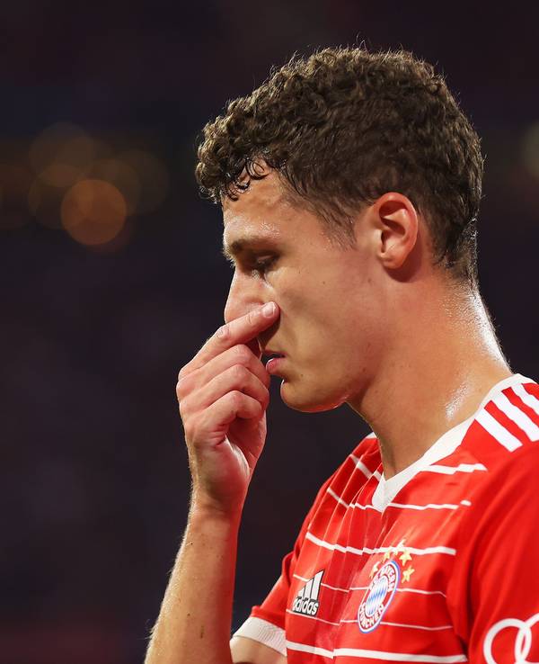 Benjamin Pavard verlässt den Platz.