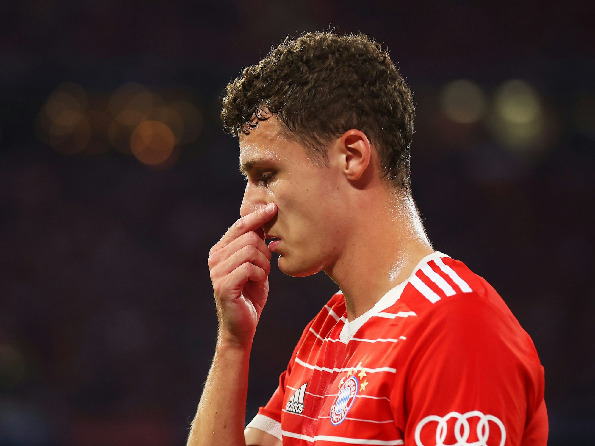 Benjamin Pavard verlässt den Platz.