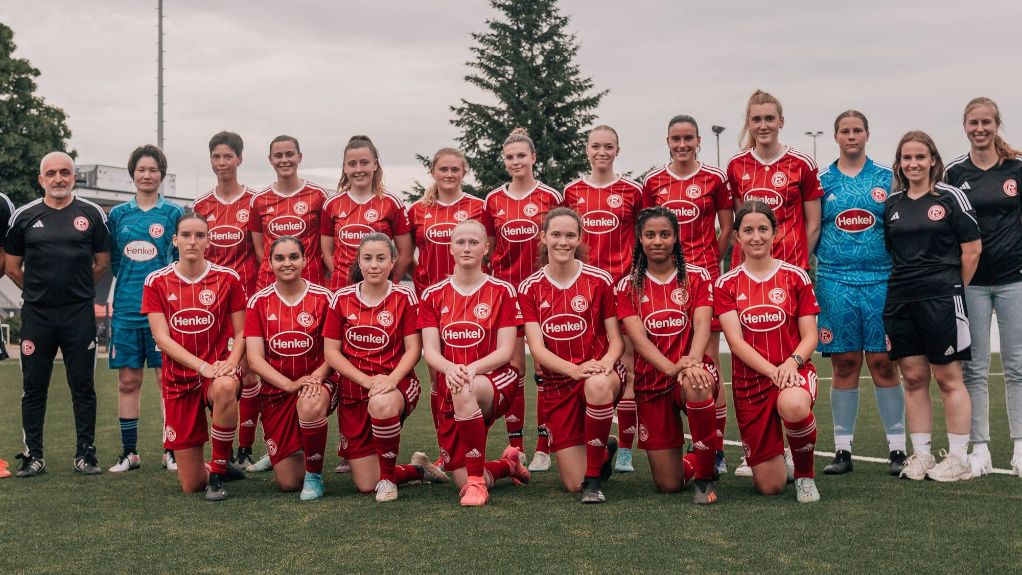 Die Spielerinnen von Fortuna Düsseldorf posieren für ein Mannschaftsfoto.