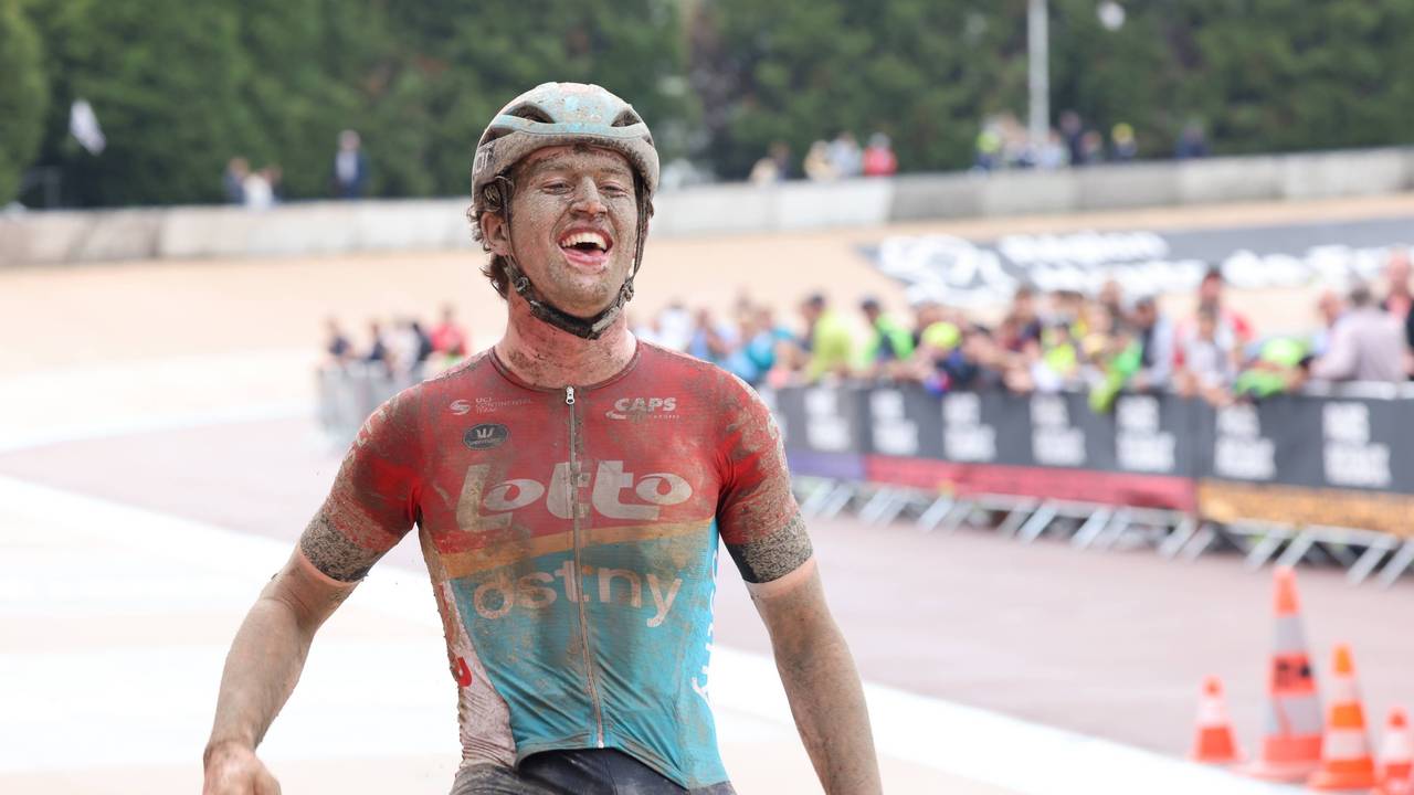 Tijl De Decker fährt beim U23-Rennen von Paris-Roubaix matschbeschmiert als Sieger über die Ziellinie.