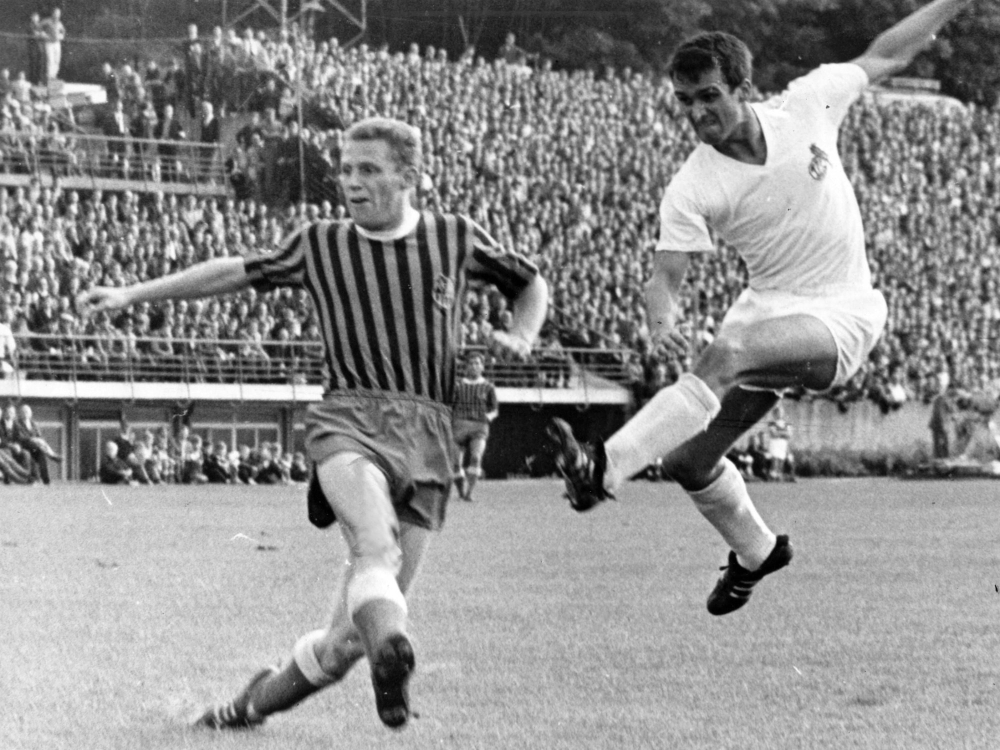 Wolfgang Overath (1. FC Köln, re.) gegen Heinz Steinmann (1. FC Saarbrücken)
