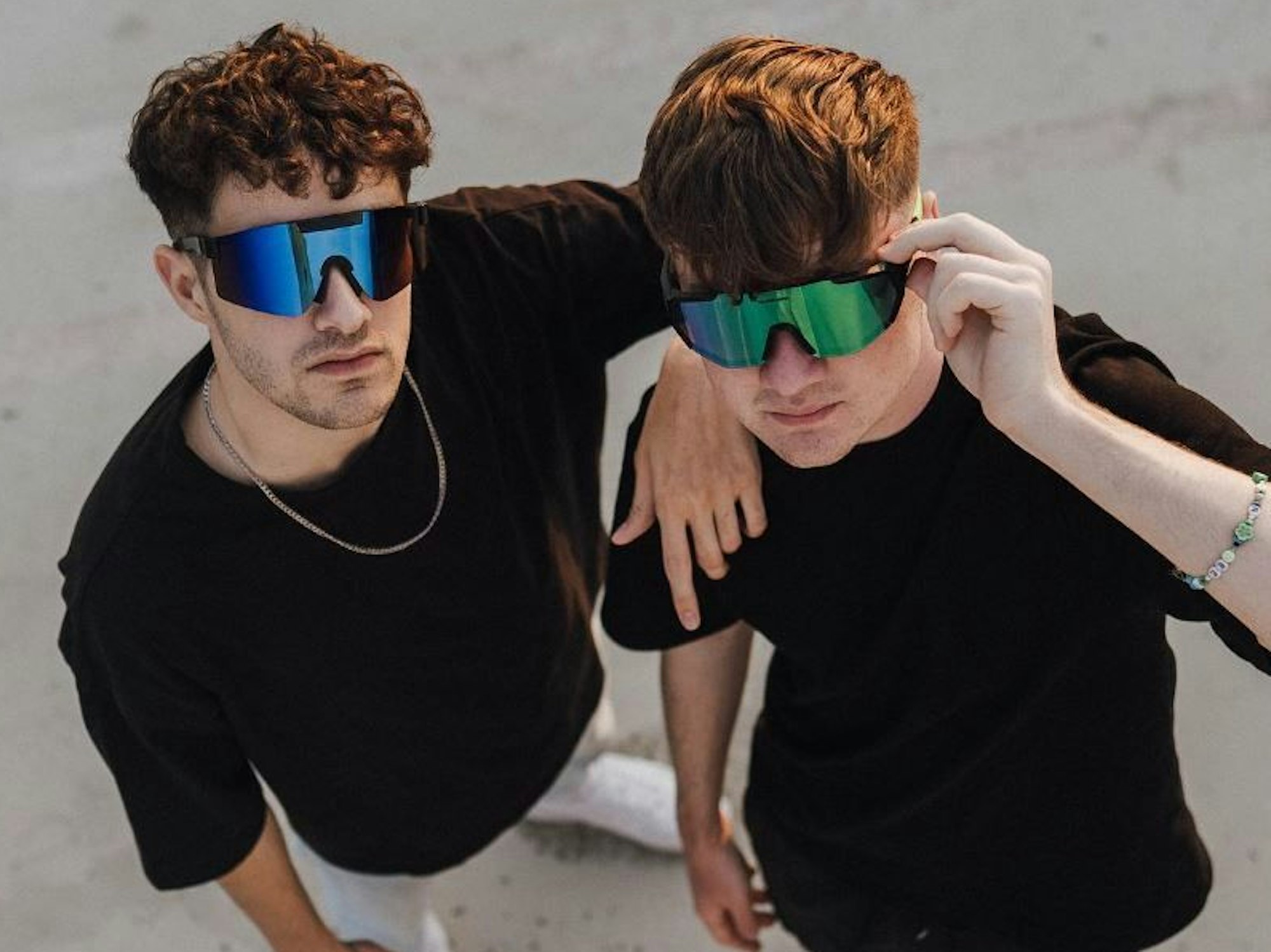Das Foto zeigt die Techno-DJs Niklas Dee und Luca-Dante Spadafora. Beide tragen Sonnenbrillen.