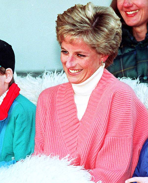 Der britische Prinz William und seine Mutter Diana sitzen nebeneinander.