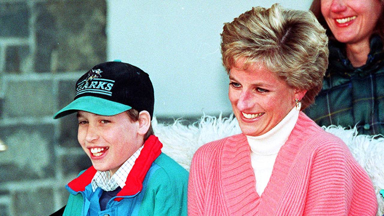 Der britische Prinz William und seine Mutter Diana sitzen nebeneinander.