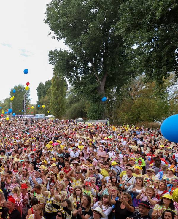 Blick in die Enge von hunderten Menschen bei Jeck im Sunnesching in Köln.