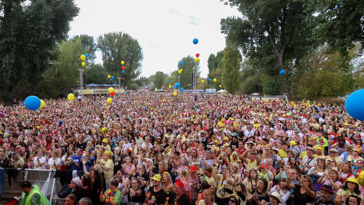Blick in die Enge von hunderten Menschen bei Jeck im Sunnesching in Köln.