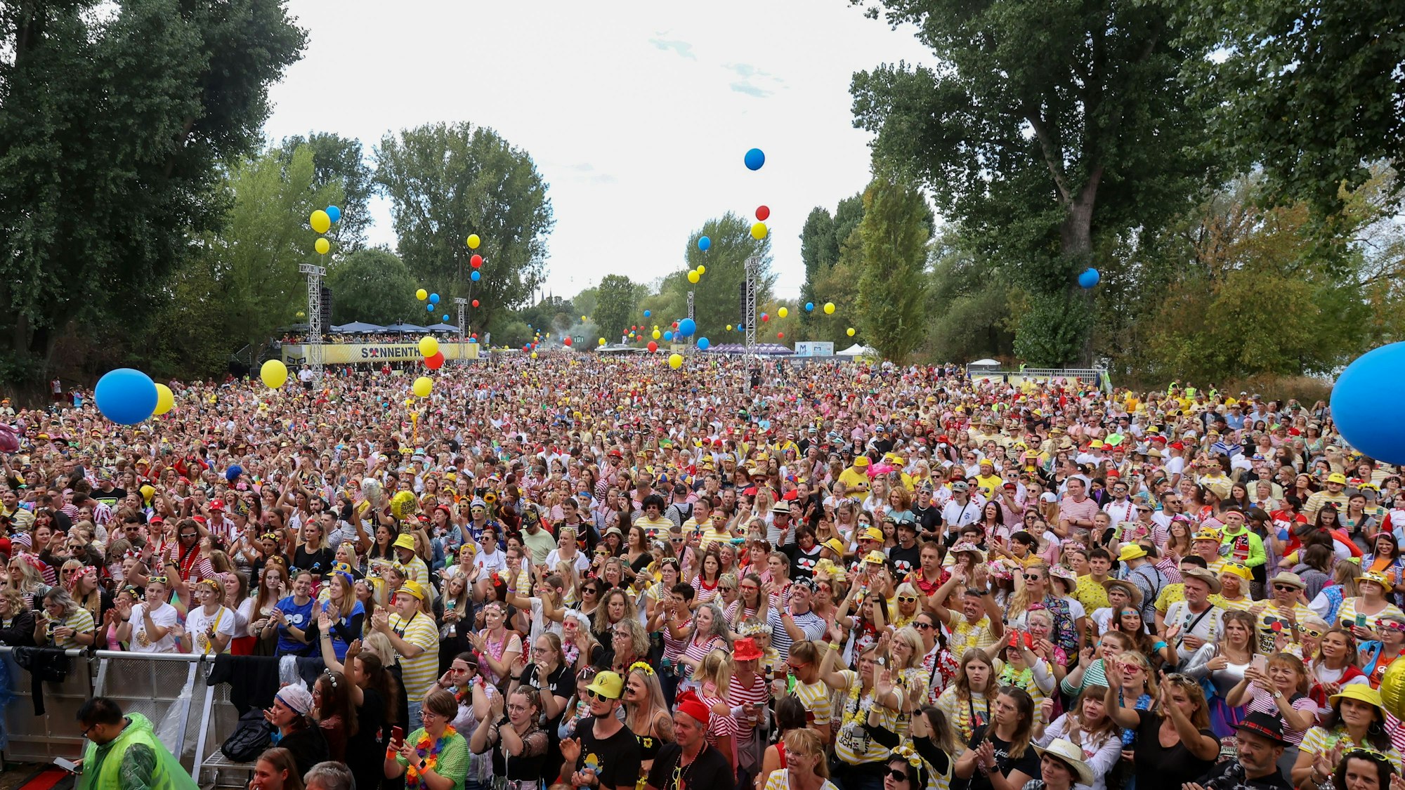 Tausende Menschen feiern bei Jeck im Sunnesching verkleidet.