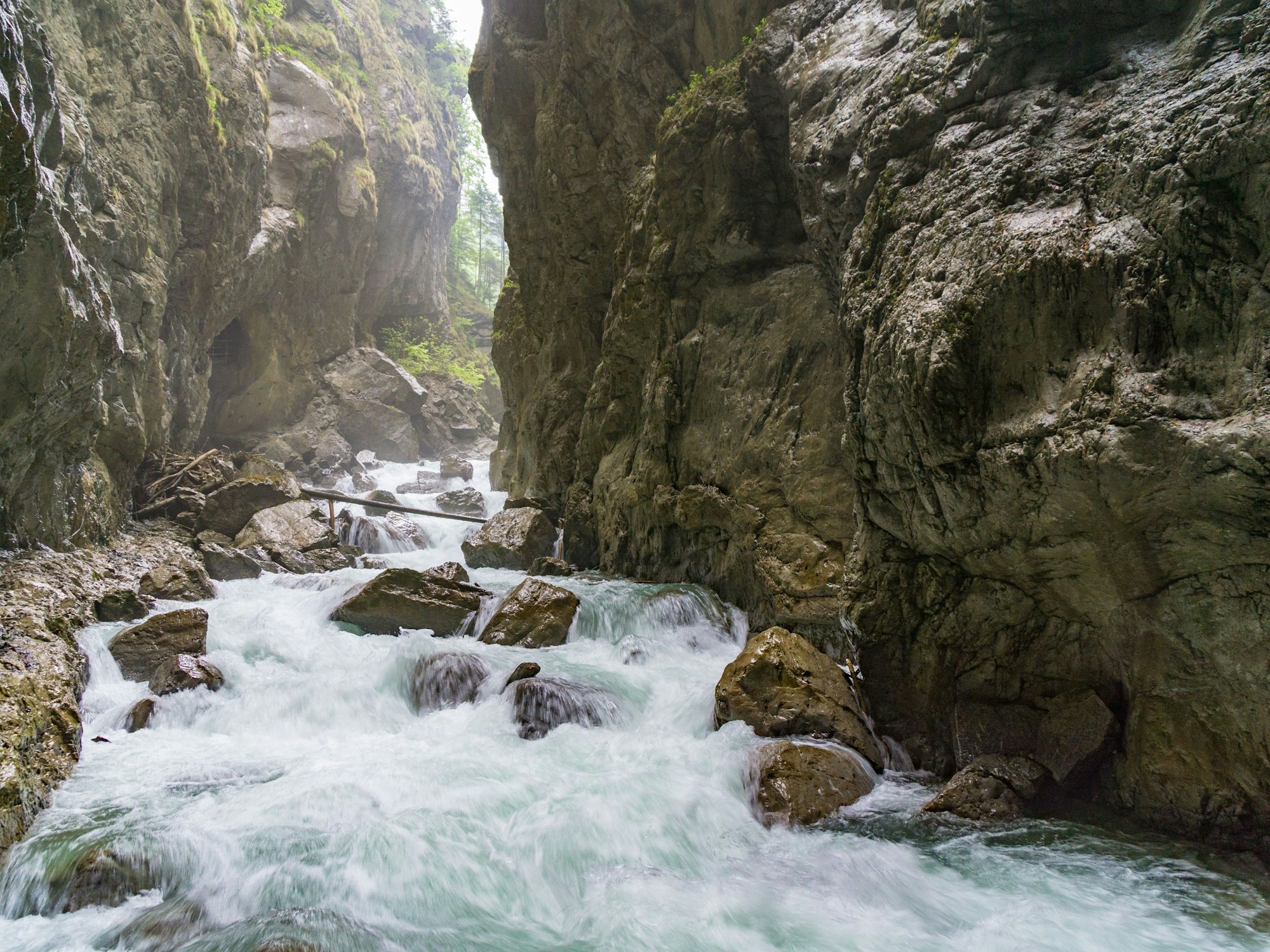 Wasser strömt durch die Partnachklamm in Garmisch-Partenkirchen.