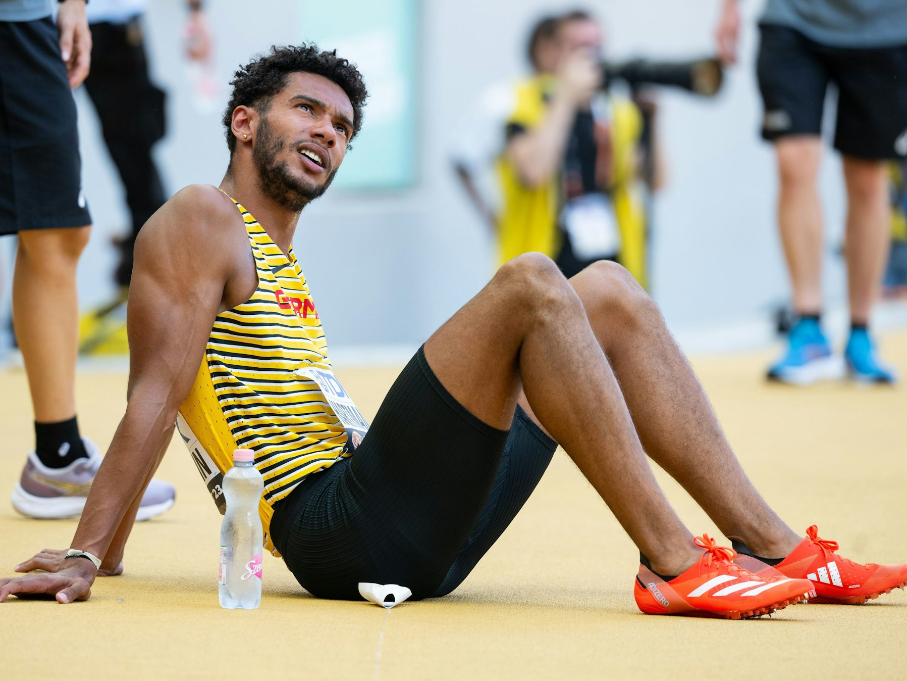Leichtathletik-Weltmeisterschaft: Joshua Hartmann aus Deutschland sitzt auf der Bahn