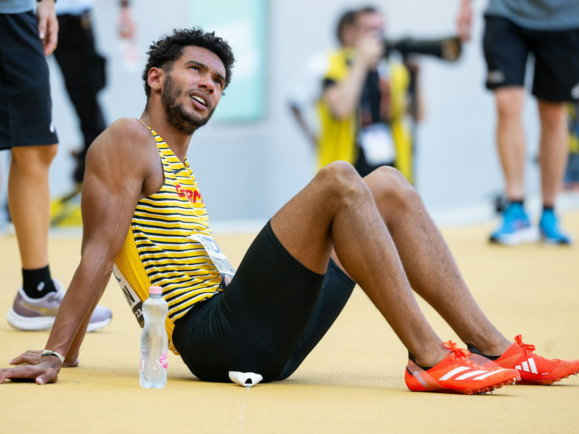 Leichtathletik-Weltmeisterschaft: Joshua Hartmann aus Deutschland sitzt auf der Bahn
