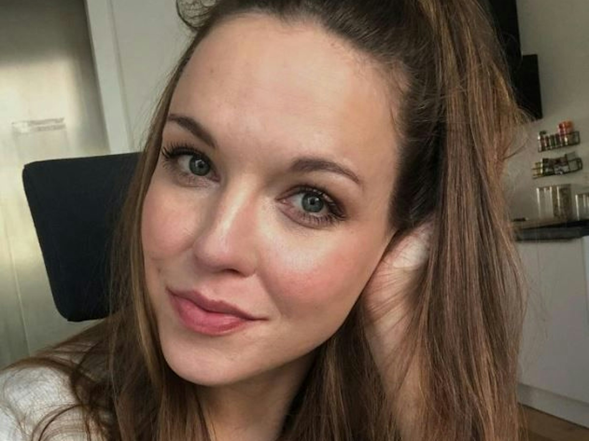 Sat.1-„Frühstücksfernsehen“-Reporterin Dominique Boniecki lächelt.